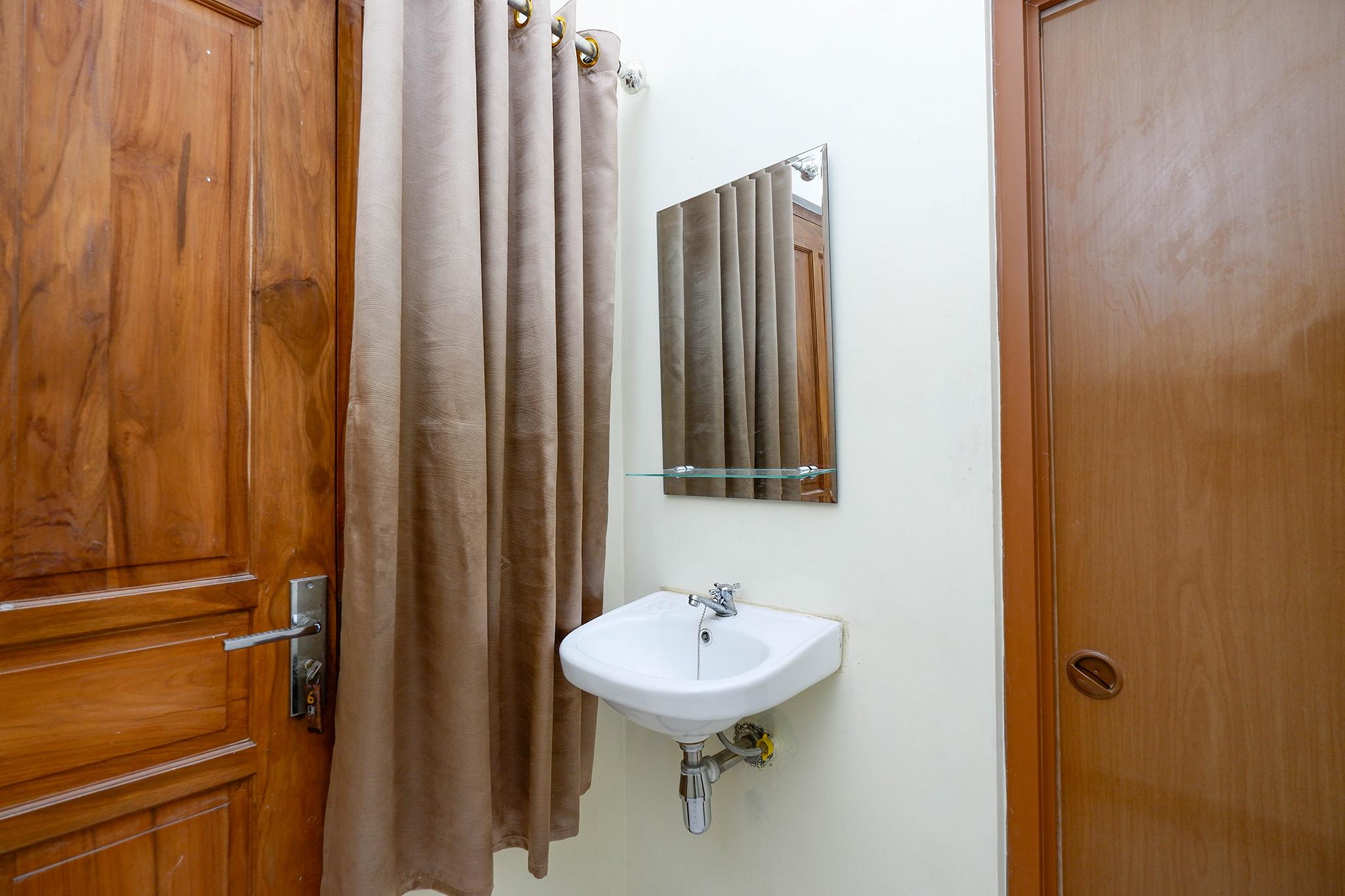 Super Oyo Capital O 2258 Santana Syariah Guest House Kartosuro Dış mekan fotoğraf