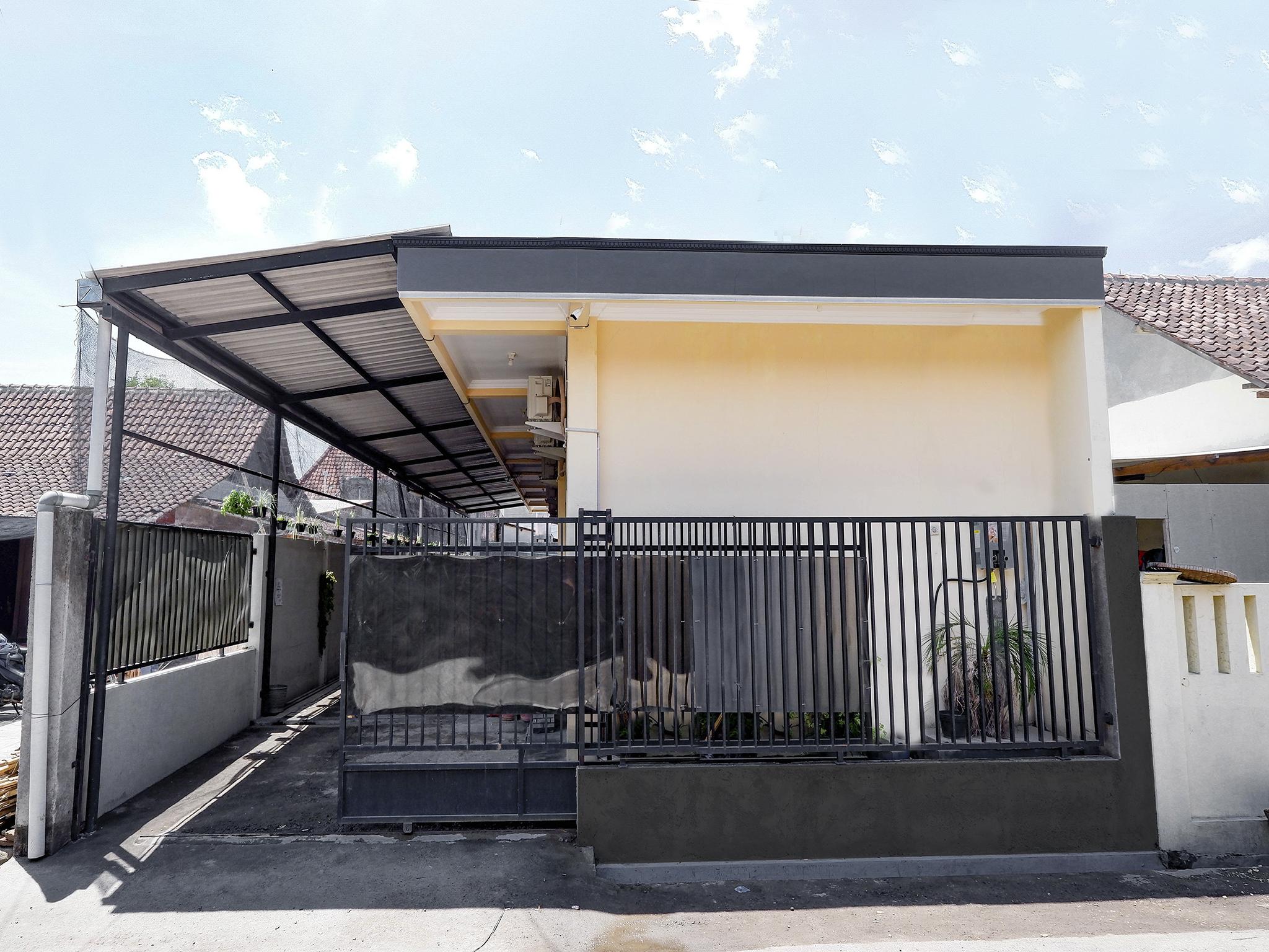 Super Oyo Capital O 2258 Santana Syariah Guest House Kartosuro Dış mekan fotoğraf