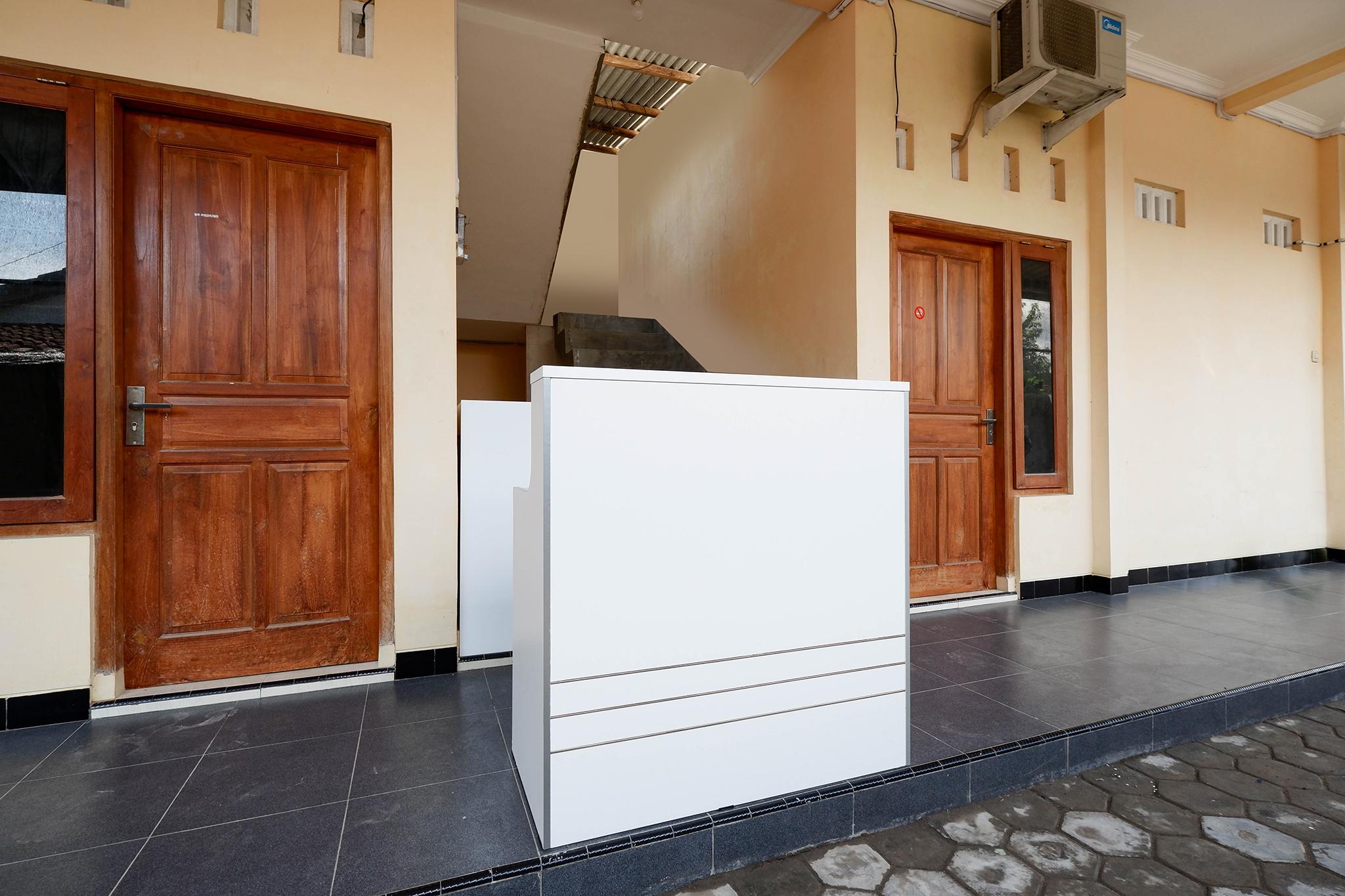 Super Oyo Capital O 2258 Santana Syariah Guest House Kartosuro Dış mekan fotoğraf