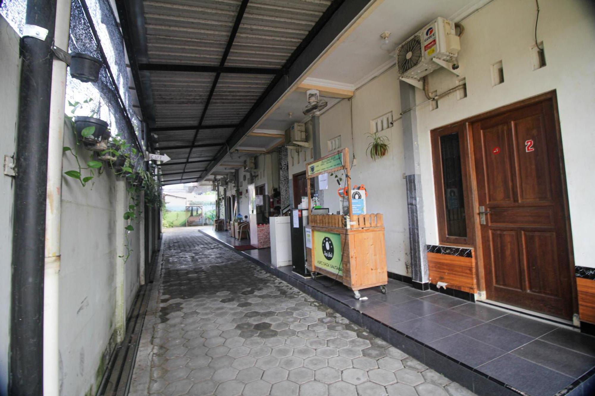 Super Oyo Capital O 2258 Santana Syariah Guest House Kartosuro Dış mekan fotoğraf